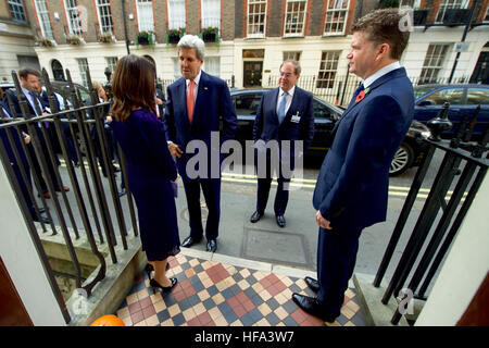 US-Außenminister John Kerry, flankiert von US-Botschafter in das Vereinigte Königreich Matthew Barzun, spricht mit Dr. Marcia Balisciano nach der Ankunft an das Benjamin Franklin House in London, Vereinigtes Königreich, die Benjamin Franklin Medal for Leadership am 31. Oktober 2016 erhalten. Stockfoto