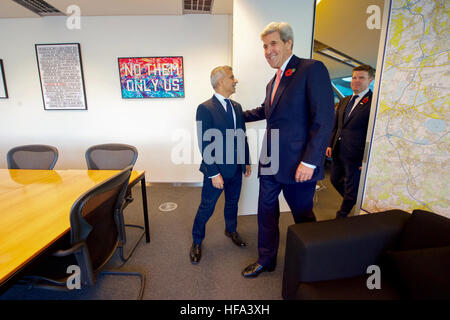 US-Außenminister John Kerry kommt im Büro des Londoner Bürgermeisters Sadiq Khan, bevor sie trafen sich und eine Frage-und-Antwort-Session über auswärtige Angelegenheiten mit jungen Londoner hielt britischen Bewohner und amerikanische Besucher am 31. Oktober 2016, in London City Hall in London, Vereinigtes Königreich Stockfoto