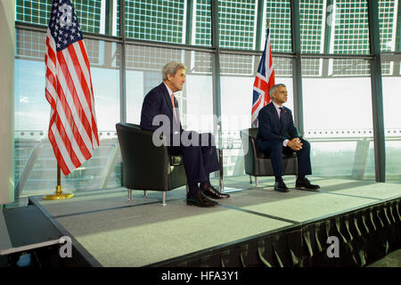 Londoner Bürgermeister Sadiq Khan sitzt mit US-Außenminister John Kerry, wie sie eine Frage und Antwort-Session über auswärtige Angelegenheiten mit jungen Londoner halten britische Bewohner und amerikanische Besucher am 31. Oktober 2016, auf der Dachterrasse der London City Hall in London, Vereinigtes Königreich Stockfoto