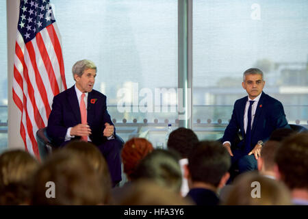 Londoner Bürgermeister Sadiq Khan sitzt mit US-Außenminister John Kerry, wie sie eine Frage und Antwort-Session über auswärtige Angelegenheiten mit jungen Londoner halten britische Bewohner und amerikanische Besucher am 31. Oktober 2016, auf der Dachterrasse der London City Hall in London, Vereinigtes Königreich Stockfoto