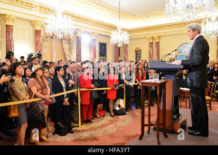 US-Außenminister John Kerry liefert Bemerkungen an die Vereidigung für designierten US-Botschafter auf den Philippinen Sung Kim, an das US-Außenministerium in Washington, D.C., am 3. November 2016. Stockfoto