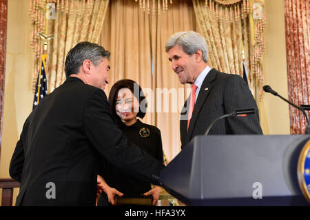 US-Außenminister John Kerry schüttelt Hände mit in US-Botschafter auf den Philippinen Sung Kim bei einer Zeremonie im US-Außenministerium in Washington, D.C., am 3. November 2016 neu vereidigt. Mit Blick auf ist Jae Eun, Botschafter Kim Frau. Stockfoto