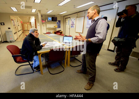 US-Außenminister John Kerry spricht mit einem Wissenschaftler, der Spuren der westlichen Antarktischen Schelfeis als Sekretär tourte Crary Labs am McMurdo-Station in der Antarktis auf 12. November 2016, während eines Besuchs in US Forschungseinrichtungen rund um Ross-Insel und der Ross-See in dem Bemühen, über die Auswirkungen des Klimawandels erfahren ändern auf dem Kontinent. Stockfoto