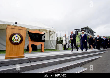 US-Botschafter in New Zealand Mark Gilbert führt US-Außenminister John Kerry, wie er ankommt, um ein neues amerikanisches Denkmal auf dem Pukeahu National War Memorial Park am Anzac Square in Wellington, New Zealand, am 13. November 2016 zu widmen. Stockfoto