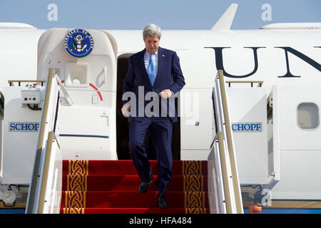 US-Außenminister John Kerry deplanes am 15. November 2016, nach der Ankunft am internationalen Flughafen Abu Dhabi in Abu Dhabi, Vereinigte Arabische Emirate, zum eines bilateralen Treffens mit Crown Prince Sheikh Mohammed bin Zayed Al Nahyan und Außenminister Scheich Abdullah bin Zayed bin Sultan Al Nahyan. Stockfoto