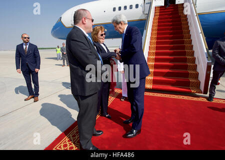 US-Außenminister John Kerry schüttelt Hände mit US-Botschafter in den Vereinigten Arabischen Emiraten Barbara Leaf am 15. November 2016, nach der Ankunft am internationalen Flughafen Abu Dhabi in Abu Dhabi, Vereinigte Arabische Emirate, zum eines bilateralen Treffens mit Crown Prince Sheikh Mohammed bin Zayed Al Nahyan und Außenminister Scheich Abdullah bin Zayed bin Sultan Al Nahyan. Stockfoto