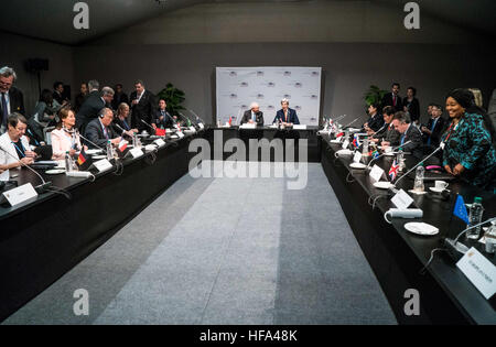 US-Außenminister John Kerry und marokkanischen Botschafter in den USA Aziz Mekouar veranstalten das Major Economies Forum zu Energie und Klima Ministertreffen auf der 22. UN Framework Convention on Climate Change Konferenz der Vertragsparteien (COP22) in Marrakesch, Marokko, am 16. November 2016. Stockfoto