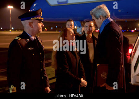 US-Außenminister John Kerry spricht mit US Botschaft Rom stellvertretender Leiter der Mission Kelly Degnan, eines seiner ehemaligen Mitarbeitern am 1. Dezember 2016, wie er am Flughafen Ciampino – G. B. Pastine in Rom, Italien, kommt bevor eine multinationale Tagung mediterrane Themen sowie Treffen im Vatikan schwerpunktmäßig. Stockfoto