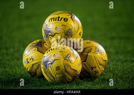 St. Johnstone-Spielbälle gestapelt vor dem Ladbrokes Scottish Premier League-Spiel im McDiarmid Park, Perth. PRESSEVERBAND Foto. Bild Datum: Mittwoch, 28. Dezember 2016. Vgl. PA Geschichte Fußball St Johnstone. Bildnachweis sollte lauten: Craig Watson/PA Wire. NUR ZUR REDAKTIONELLEN VERWENDUNG Stockfoto