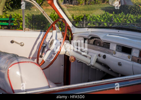 Detail der Innenausstattung, Lenkrad und Armaturenbrett eines alten amerikanischen Oldtimers, La Havanna, Kuba. Stockfoto