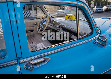 Detail der Innenausstattung, Lenkrad und Armaturenbrett von einem klassischen alten amerikanischen Chevrolet, Taxi Auto La Havanna, Kuba. Stockfoto