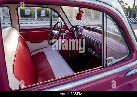 Detail der Innenausstattung, Lenkrad und Armaturenbrett eines alten amerikanischen Oldtimers, La Havanna, Kuba. Stockfoto