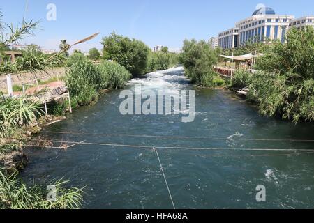 Die Duden-Fluss in der Nähe des Wasserfalls in Antalya, Türkei Stockfoto