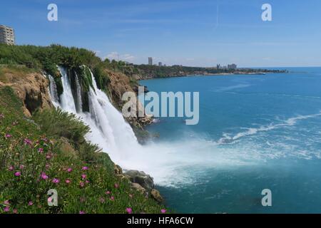 Aussicht von der Spitze des Duden Wasserfall in der Türkei am Mittelmeer Meer Stockfoto