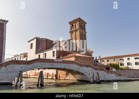 Venedig-Stadtbild mit Jesuitenkirche Bell Tower Blick von Lagune, Italien. Stockfoto