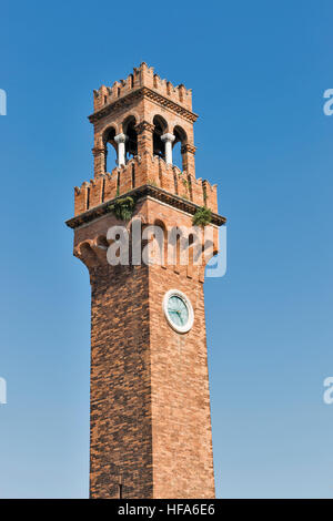 Uhrturm in San Stefano quadratische Closeup in Insel Murano, Venedig, Italien. Stockfoto