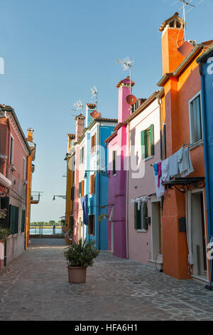 Schmalen mediterranen Stil Straße auf der Insel Burano, Venedig, Italien. Stockfoto