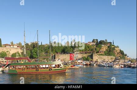 Gulet-Klasse Segeln Schiff verlassen Antalyas Altstadt Hafen in Kaleici Stockfoto