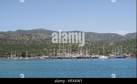 Hafen von Ucagiz mit Segeln Schiffe in der Nähe von Kekova Insel und die versunkene Stadt Simena in der Türkei Stockfoto