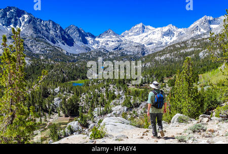 Wanderer nähert sich übersehen von Mono Pass Trail sieht kleine Seen-Tal im Rock Creek Canyon in der östlichen Sierra Stockfoto