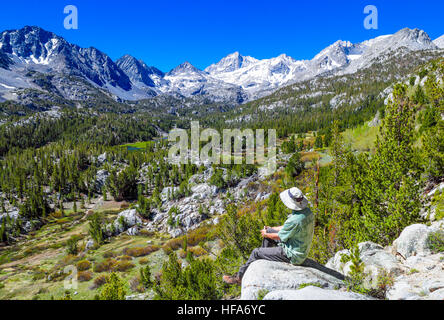 Wanderer am Aussichtspunkt von Mono Pass Trail bietet Blick auf kleine Seen-Tal im Rock Creek Canyon Stockfoto