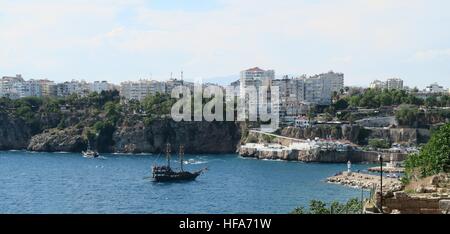 Der Hafen von Antalya und die Klippen in Antalyas Altstadt Kaleici, Türkei Stockfoto