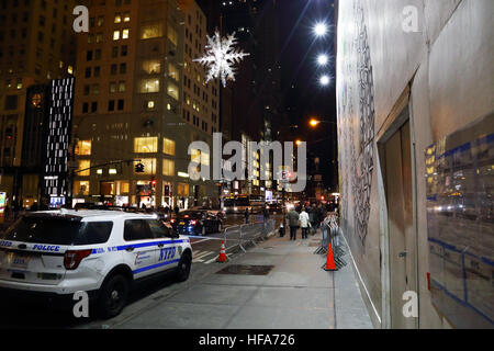 Die berühmten 57. Straße Schneeflocke hängt über fünften Avenue in New York City während der Weihnachtsferien. Stockfoto