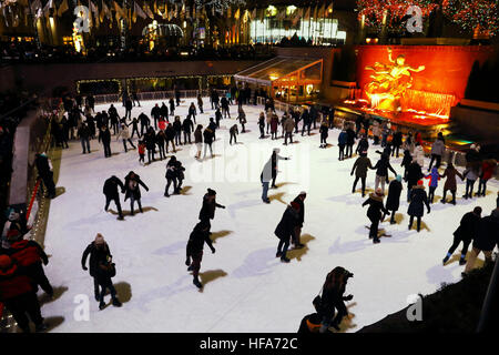 Die Eisbahn, Weihnachtsbaum und Statue von Prometheus im Rockefeller Center in New York City während der Weihnachtsfeiertage. Stockfoto