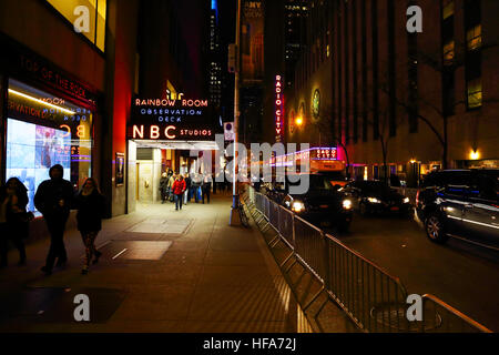 Der Blick nach Westen auf der 50th Street in Manhattan zeigt den Eingang zu den NBC Studios und Radio City Music Hall. Stockfoto