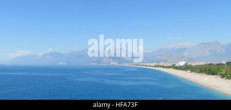 Konyaalti Beach und dem Taurus-Gebirge in Antalya, Türkei Stockfoto