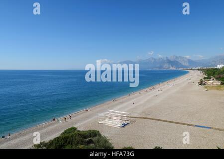 Konyaalti Beach und dem Taurus-Gebirge in Antalya, Türkei Stockfoto