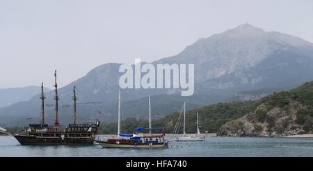 Tahtali Dagi - Olympos - Berg und Segeln Schiffe, wie gesehen von der Küste in Tekirova, Kemer, Türkei Stockfoto