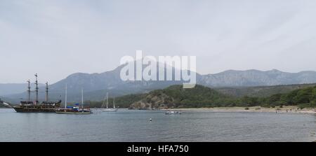 Tahtali Dagi - Olympos - Berg und Segeln Schiffe, wie gesehen von der Küste in Tekirova, Kemer, Türkei Stockfoto