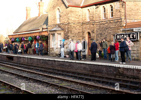 Passagiere warten auf Plattform für Severn Valley Railway Heritage Dampfzug im Bahnhof Highley, Shropshire, England Stockfoto