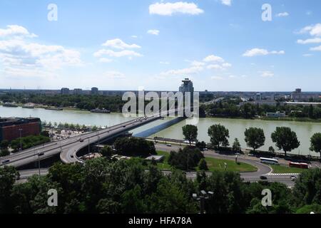 Neue Brücke über die Donau in Slovakias Hauptstadt Bratislava Stockfoto
