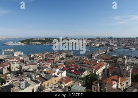 Galata-Brücke, das Goldene Horn und Istanbuls Altstadt Sultanahmet, vom Galatatower aus gesehen Stockfoto