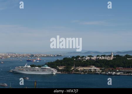 Topkapi-Palast, Bosporus, Goldenes Horn und einem Kreuzfahrtschiff, wie gesehen von Galata in Istanbul, Türkei Stockfoto