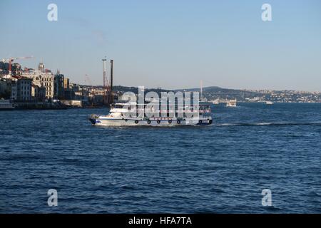 Fähre geht vom Bosporus, das Goldene Horn in Istanbul, Türkei Stockfoto