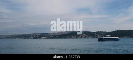 Fähre nach Asien, mit Bosporus-Brücke von der europäischen Seite von Istanbul Stockfoto