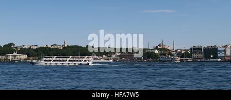 Den Bosporus und eine Fähre vor Topkapi-Palast und die Hagia Sophia in Istanbul, Türkei Stockfoto