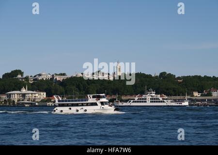 Den Bosporus und eine Fähre vor Topkapi Palast in Istanbul, Türkei Stockfoto