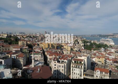 Bosporus-Brücke und die Straße von der europäischen Seite von Istanbul in der Türkei gesehen Stockfoto