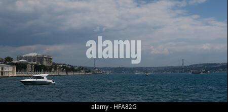 Dolmabahce Palast, Boshporus Brücke und Fähre, wie gesehen von Istanbul Altstadt Sultanahmet, Türkei Stockfoto