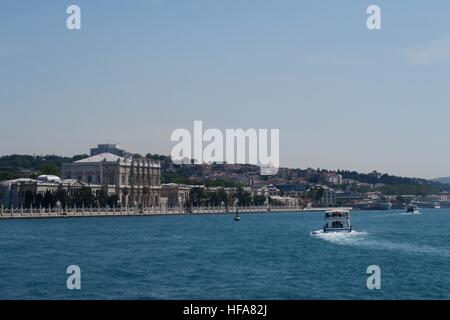 Dolmabahce Palast, Boshporus Brücke und Fähre, wie gesehen von Istanbul Altstadt Sultanahmet, Türkei Stockfoto