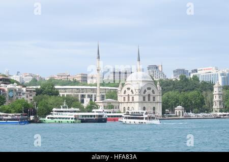 Die Dolmabahçe-Moschee in Istanbul vom Bosporus Fähre, in der Türkei gesehen Stockfoto