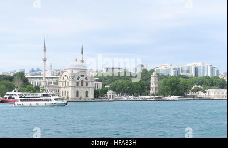 Dolmabahce Moschee in Istanbul vom Bosporus Fähre, in der Türkei gesehen Stockfoto