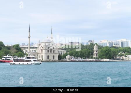 Dolmabahce Moschee in Istanbul vom Bosporus Fähre, in der Türkei gesehen Stockfoto