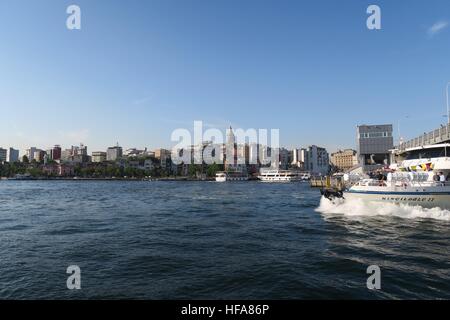 Blick auf Galatatower aus Galata-Brücke in Istanbul, Türkei Stockfoto