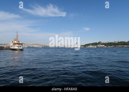 Blick vom Goldenen Horn in Istanbuls Altstadt Sultanahmet mit Hagia Sophia und den Topkapi Palast, Türkei Stockfoto