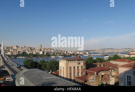 Blick von Fatih am Goldenen Horn und Galata - Viertel Beyoglu in Istanbul, Türkei Stockfoto